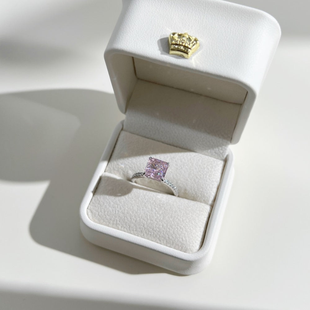 Anillo de circonita con corte de flor de hielo clásico y moderno