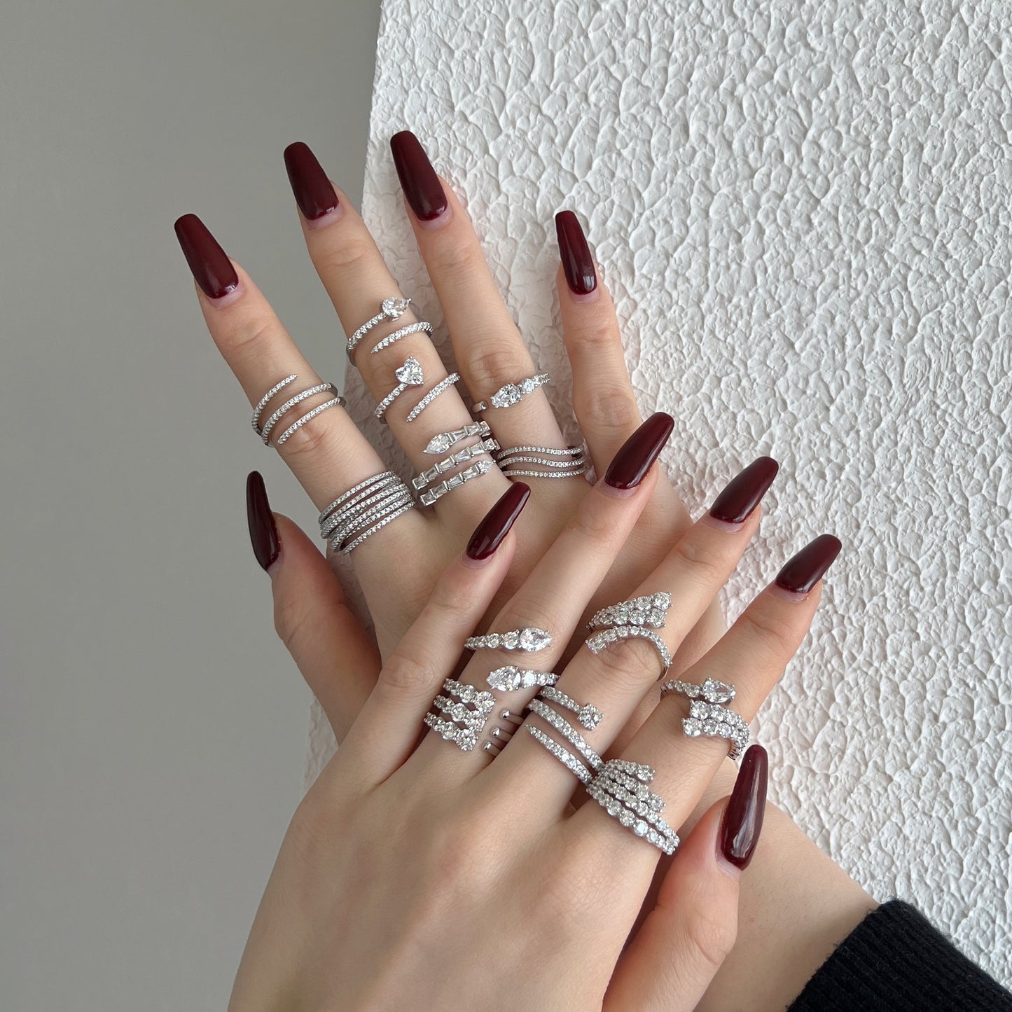 Anillo de diamantes en espiral moderno y personalizado.