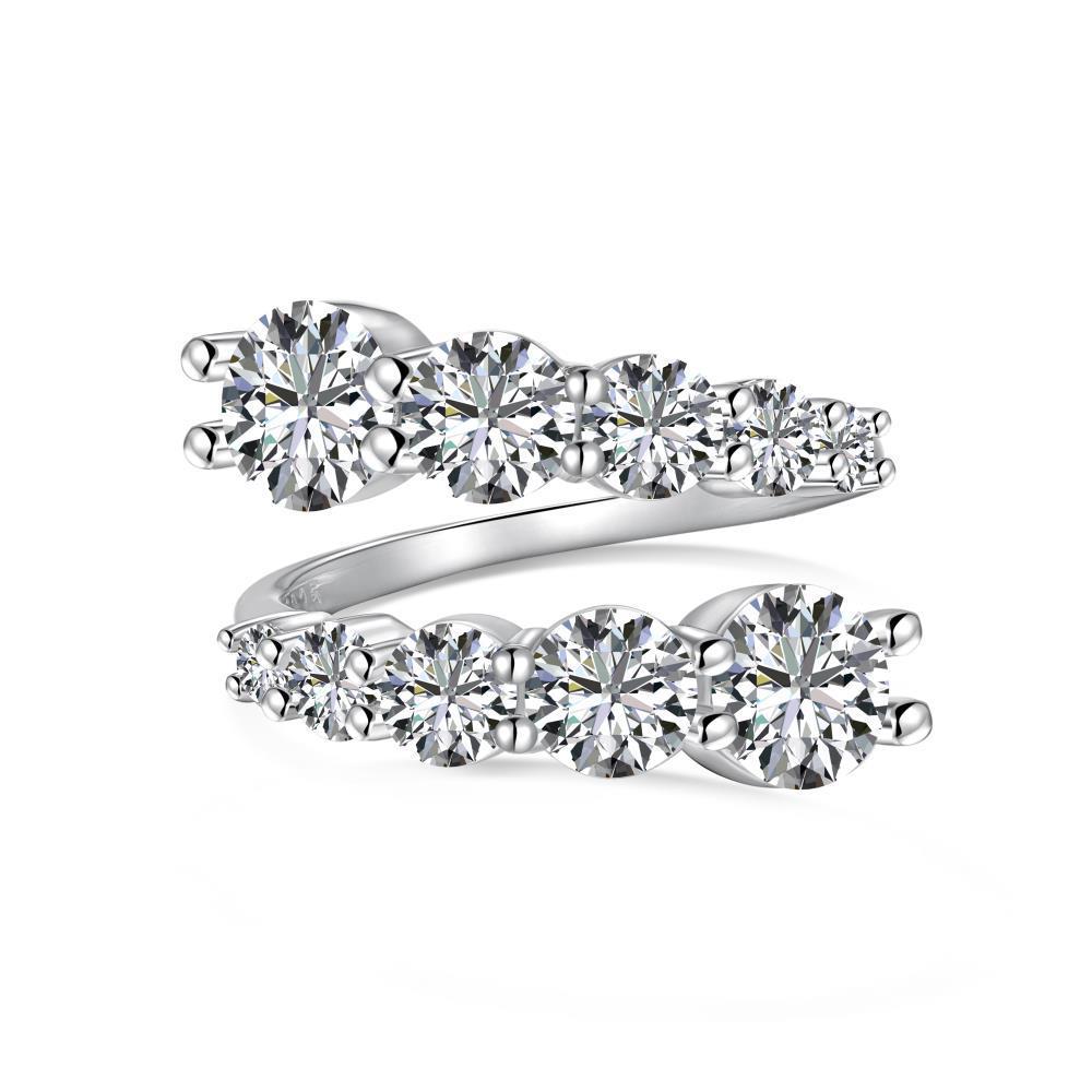 Anillo de diamantes brillantes de alta gama y de moda.