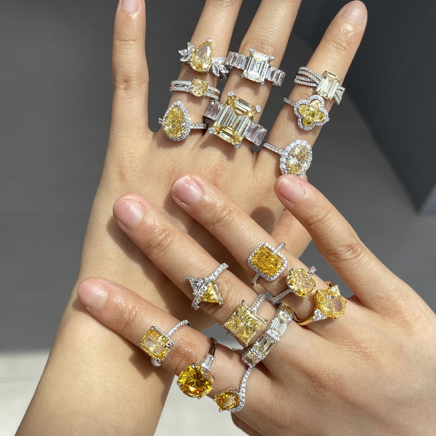 Anillo clásico de circonita con diamante de alto carbono y corte de flor de hielo brillante y noble