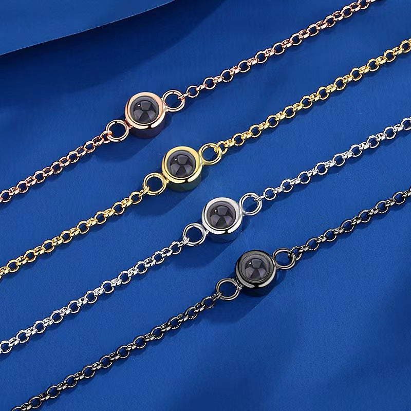 Pulsera circular con proyección de fotos en idioma inglés