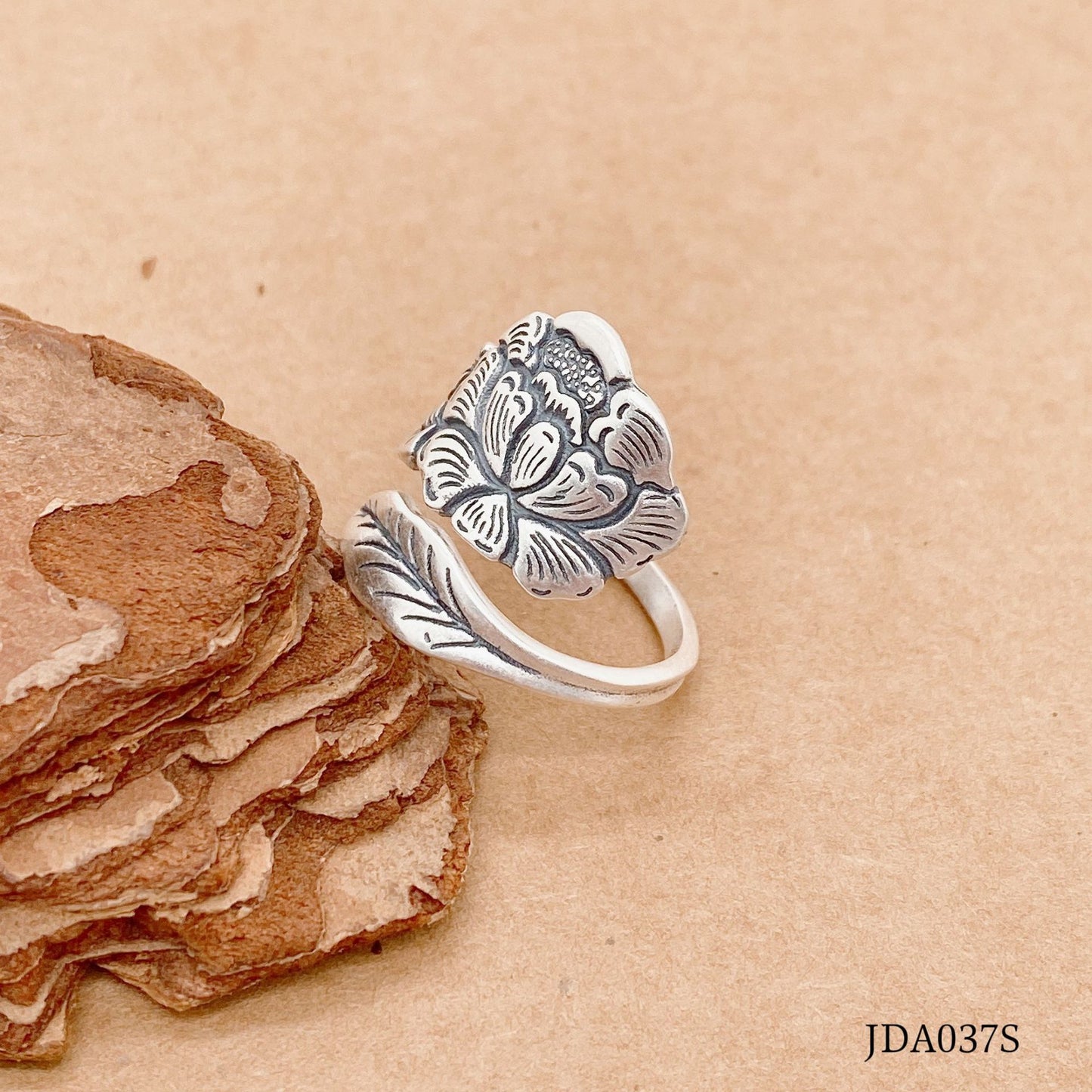 Anillo de plata de ley con peonía de moda