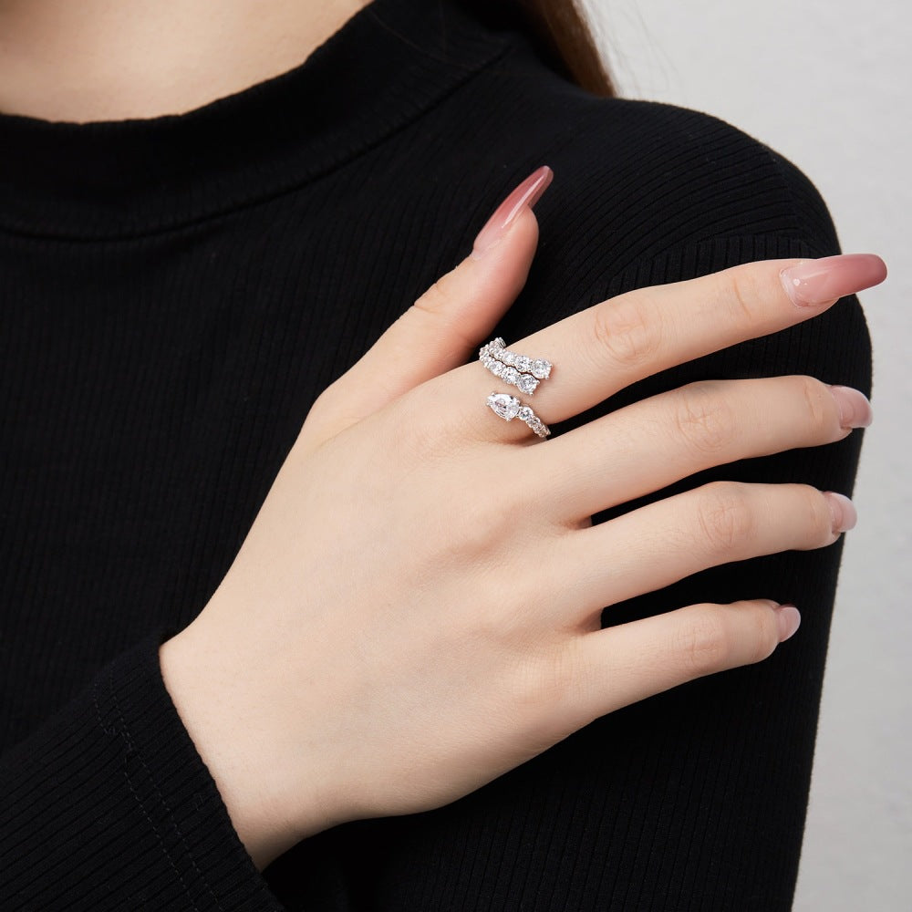 Anillo de diamantes en espiral moderno y personalizado.