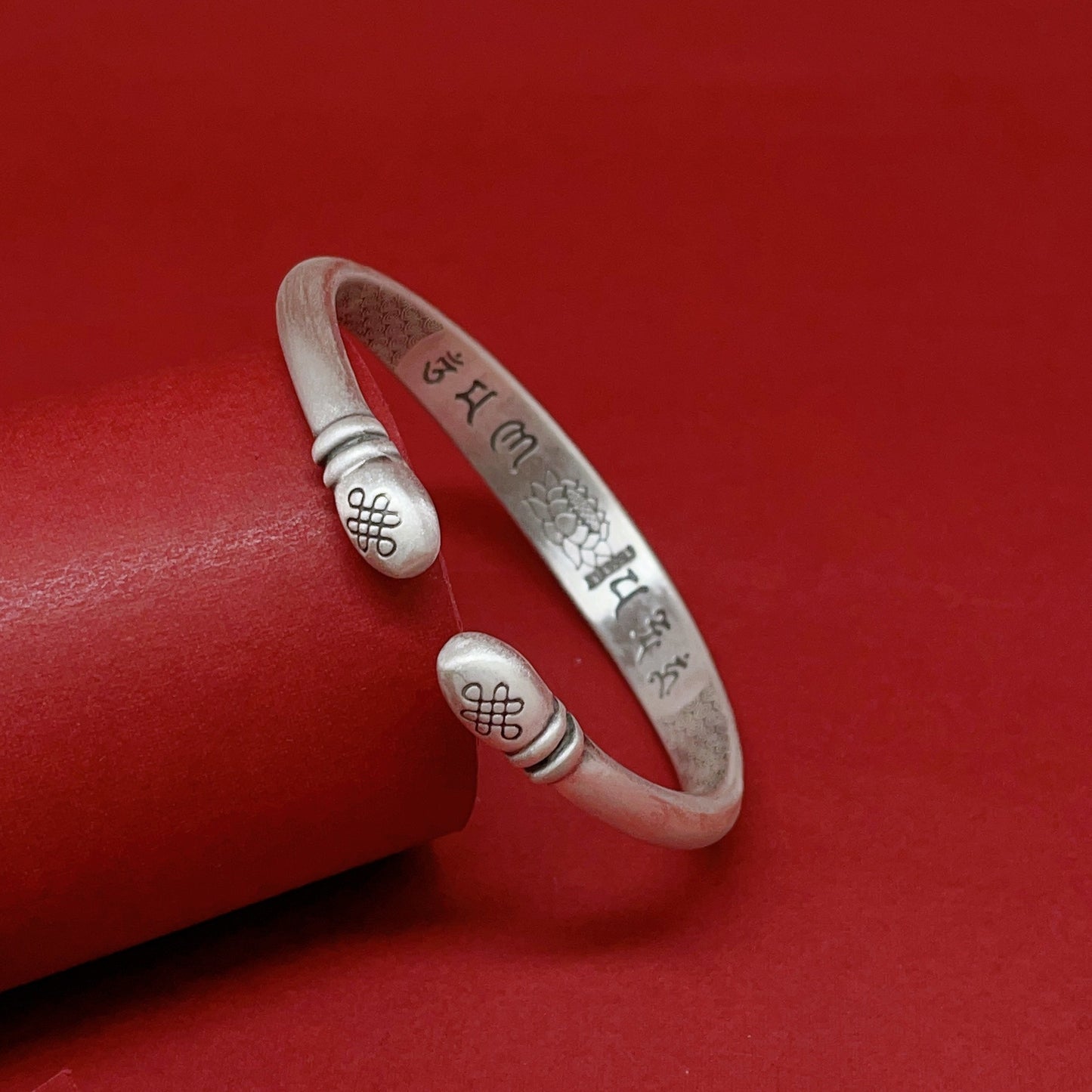 Pulsera de plata de ley con relieve floral étnico