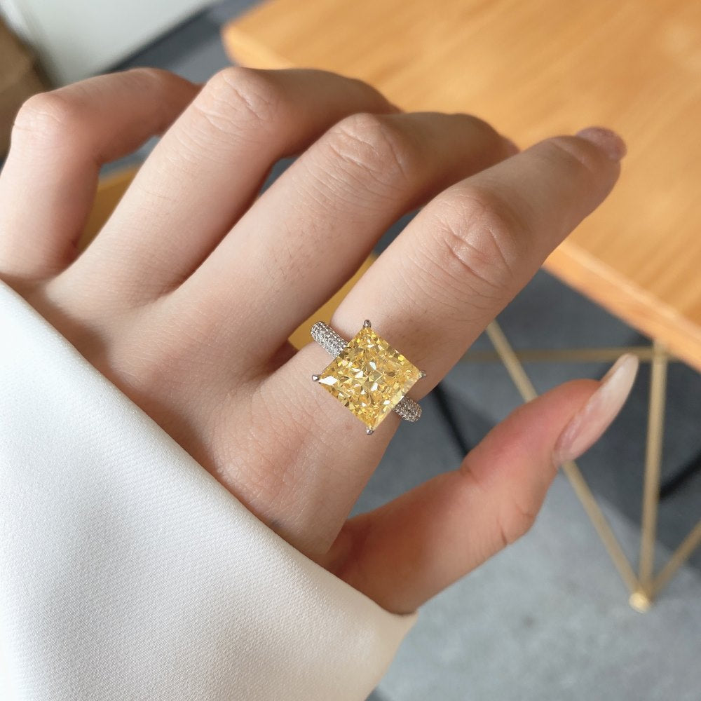 Anillo clásico de circonita con diamante de alto carbono y corte de flor de hielo brillante y noble