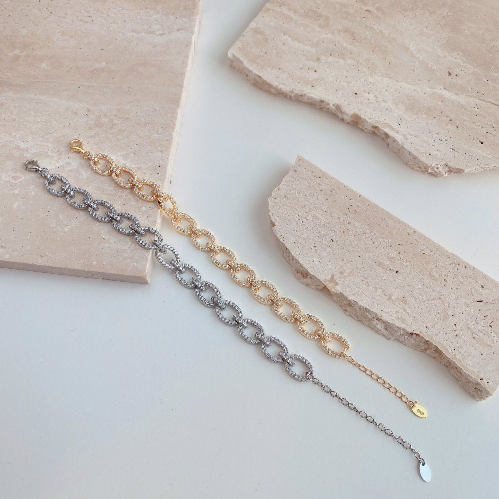 Pulsera hueca de plata de ley con microincrustaciones de circonitas y diamantes.
