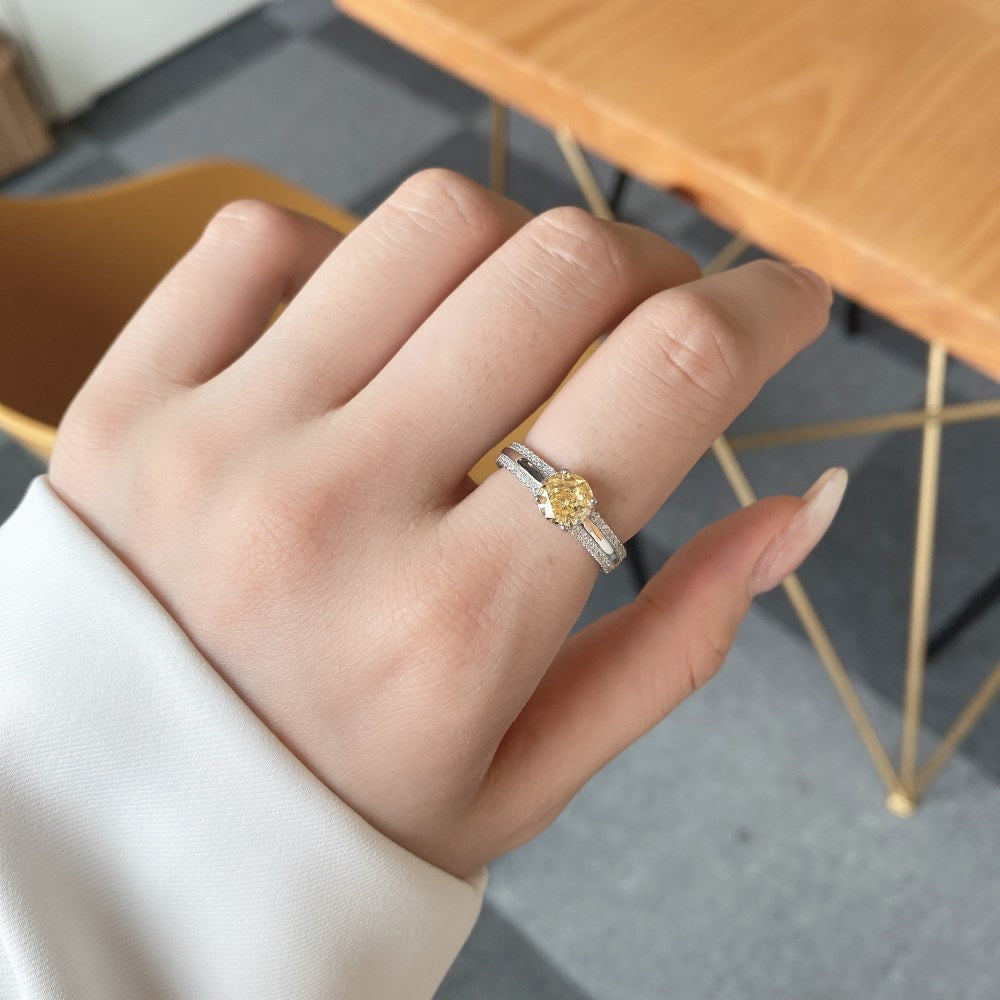 Anillo clásico de circonita con diamante de alto carbono y corte de flor de hielo brillante y noble