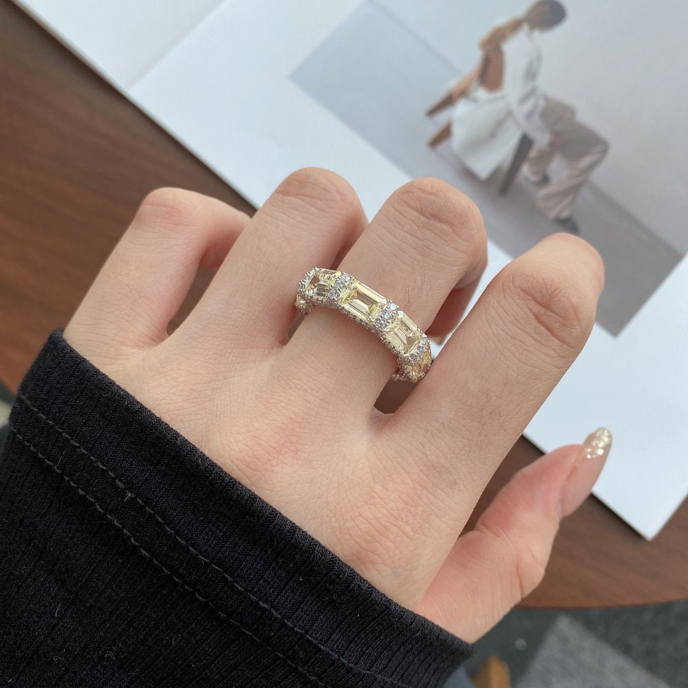 Anillo clásico de circonita con diamante de alto carbono y corte de flor de hielo brillante y noble