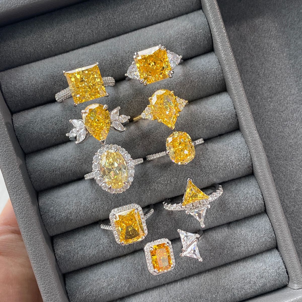 Anillo clásico de circonita con diamante de alto carbono y corte de flor de hielo brillante y noble