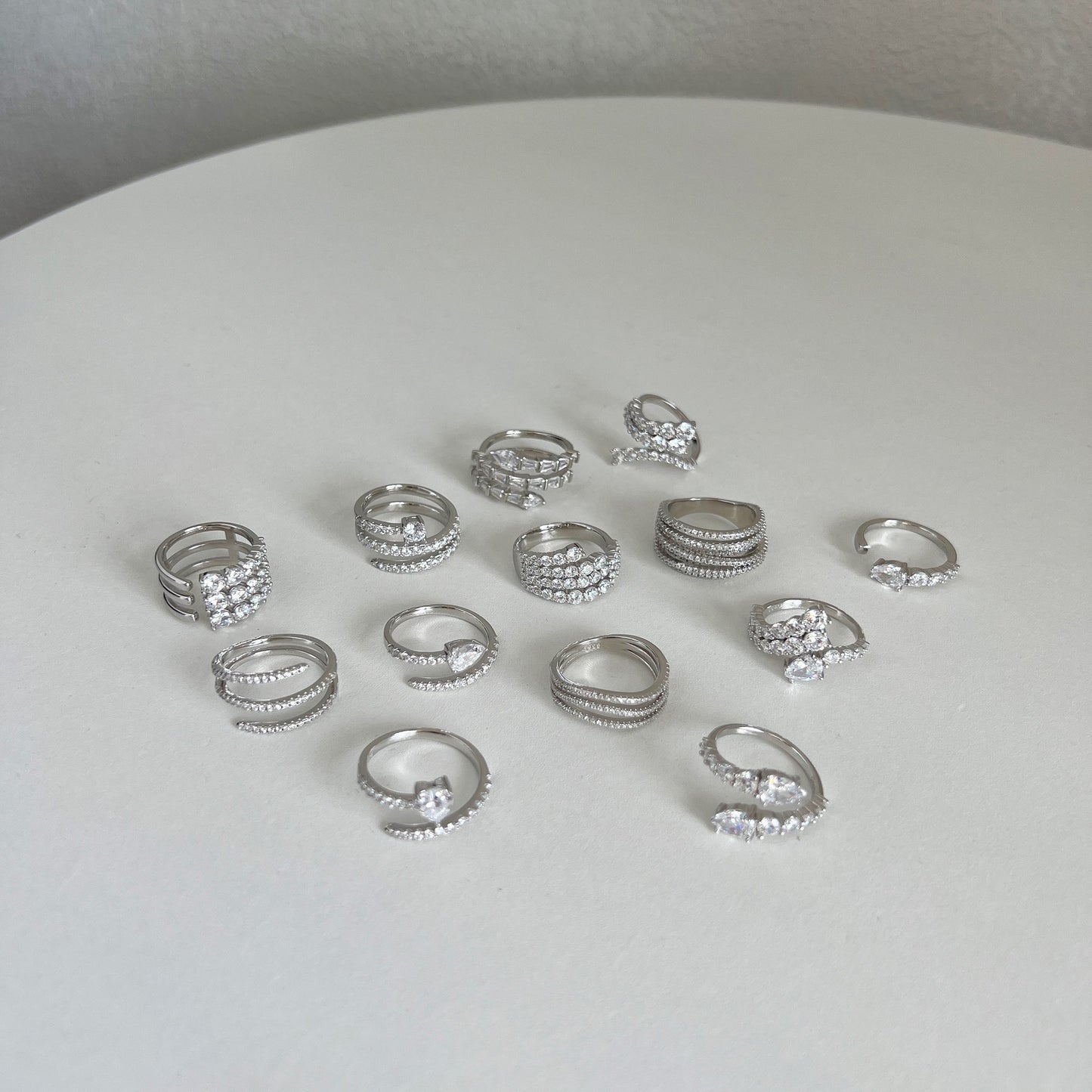 Anillo de diamantes en espiral moderno y personalizado.