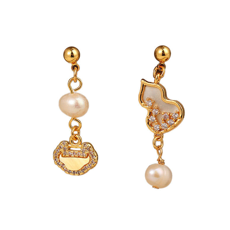 Pendientes de calabaza con circonitas y perlas de agua dulce de alta gama.