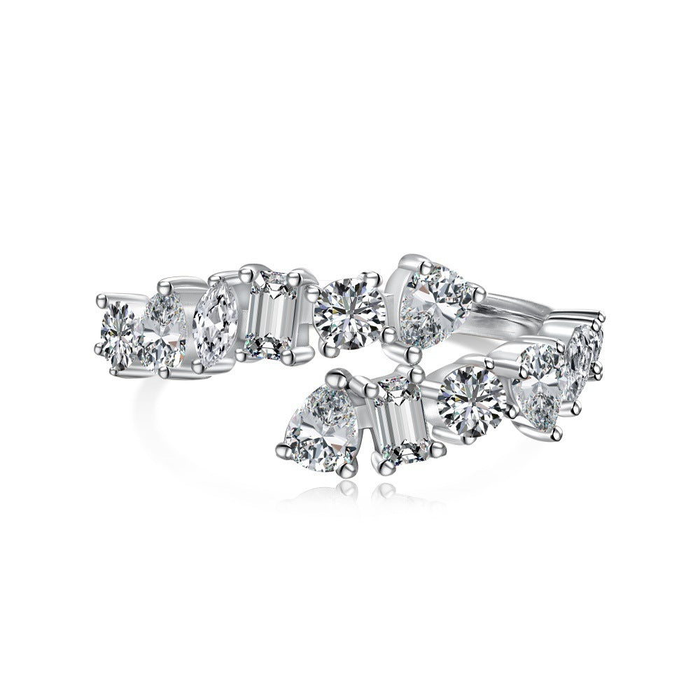 Anillo de diamantes brillantes de alta gama y de moda.