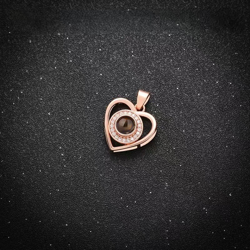 Collar de corazón con proyección de fotos