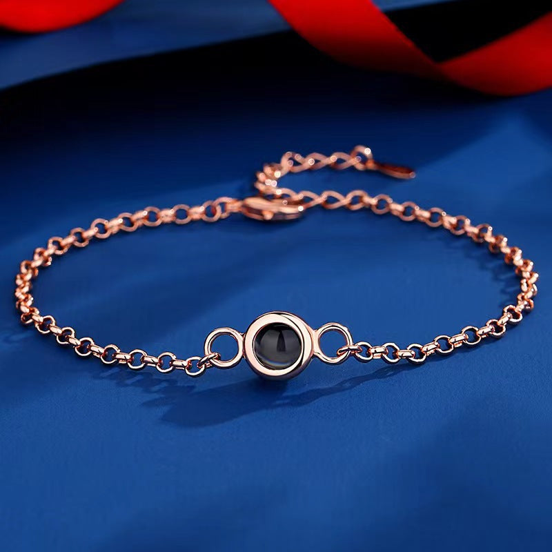 Pulsera circular con proyección de fotos en idioma inglés