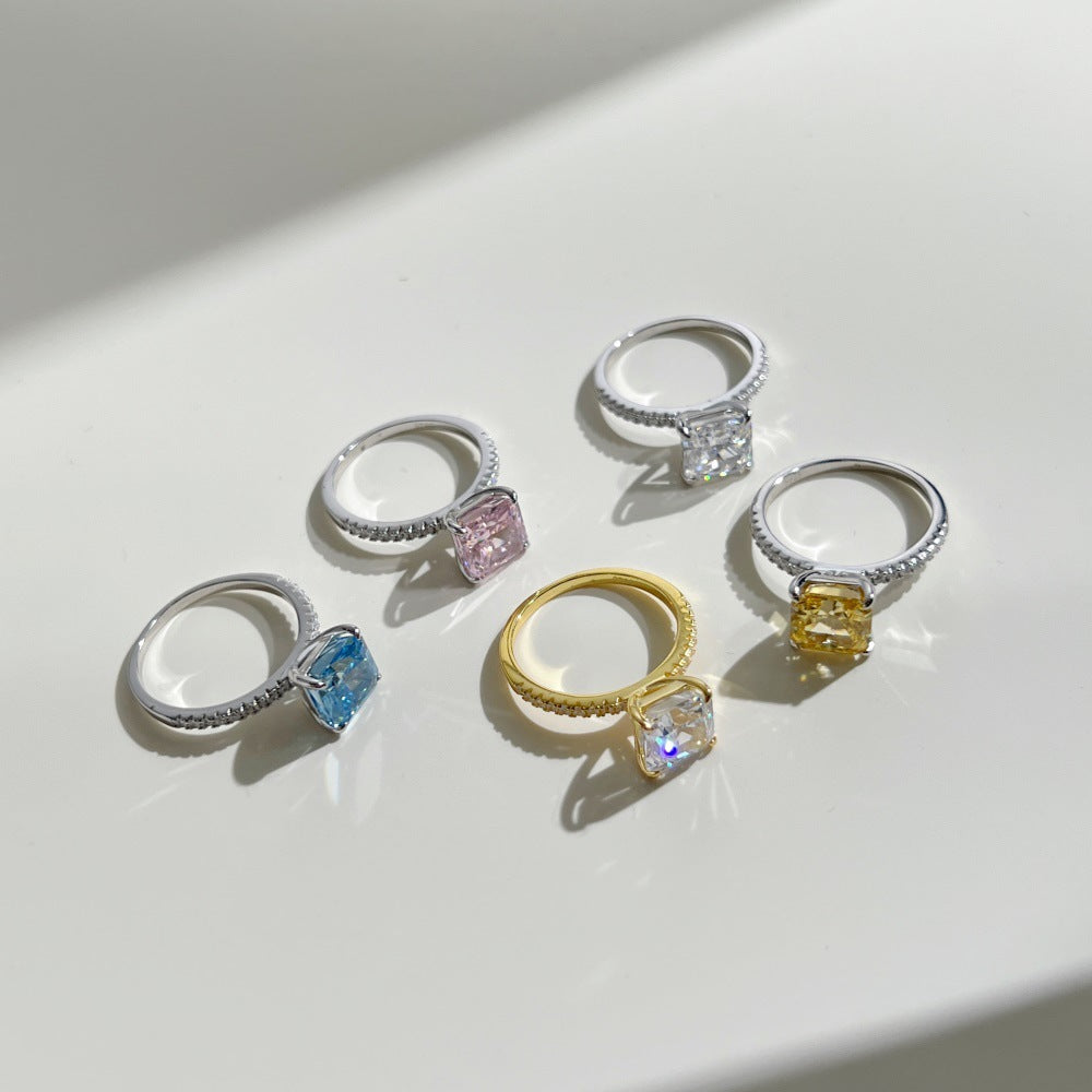 Anillo de circonita con corte de flor de hielo clásico y moderno