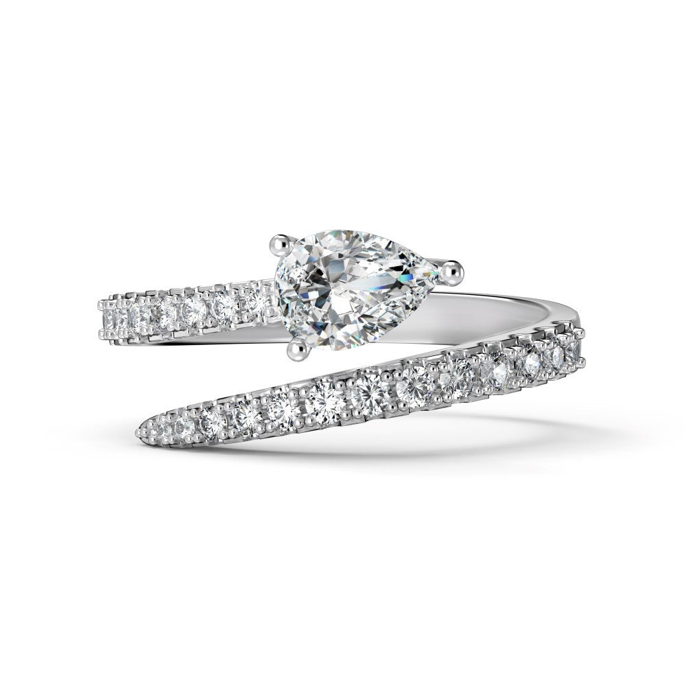 Anillo de diamantes en espiral moderno y personalizado.