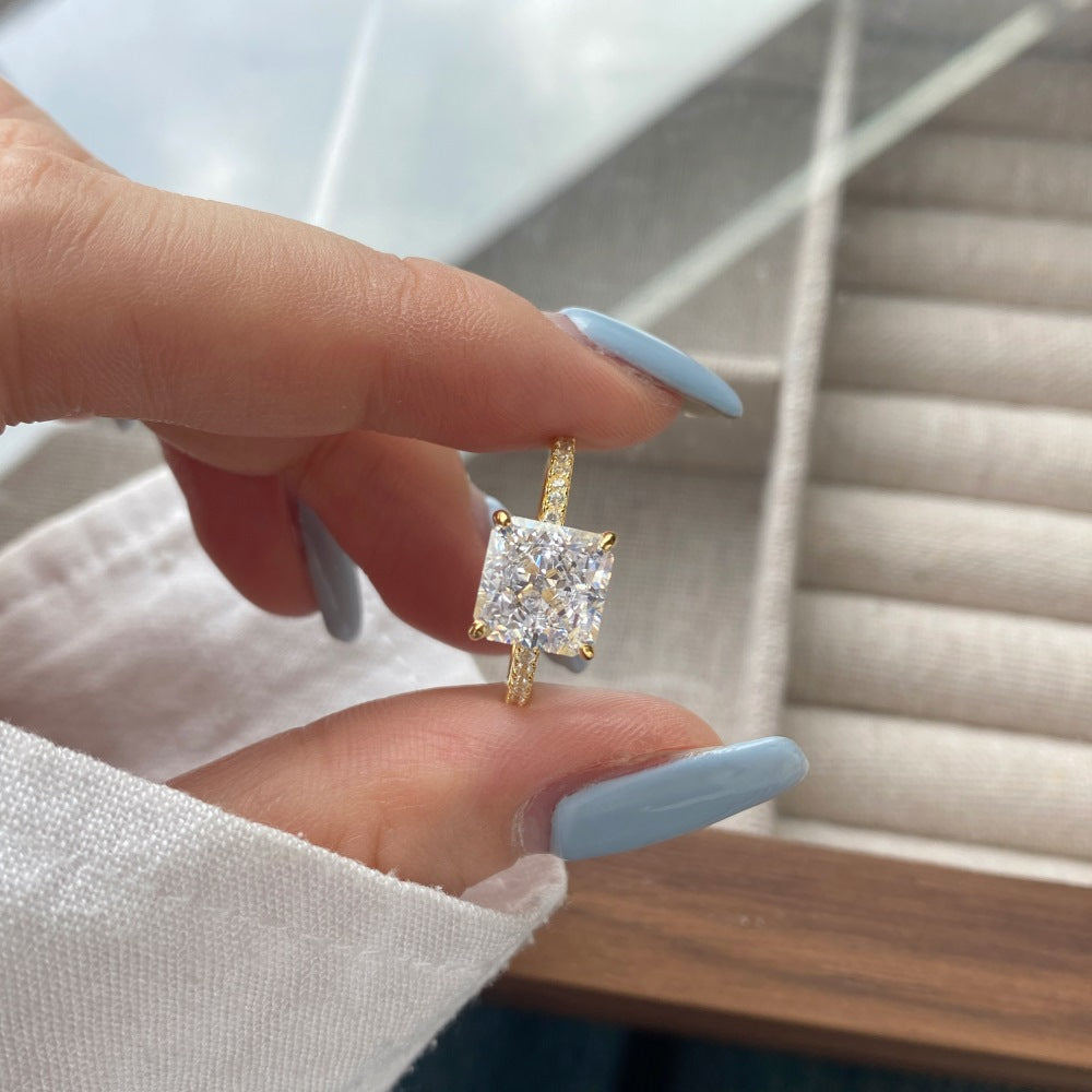 Anillo de circonita con corte de flor de hielo clásico y moderno