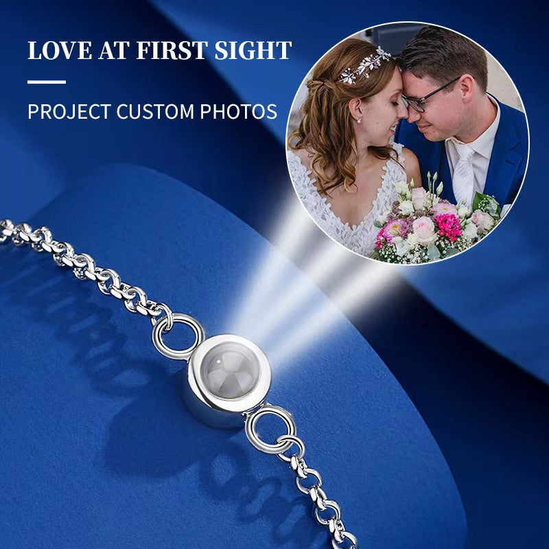 Pulsera circular con proyección de fotos en idioma inglés