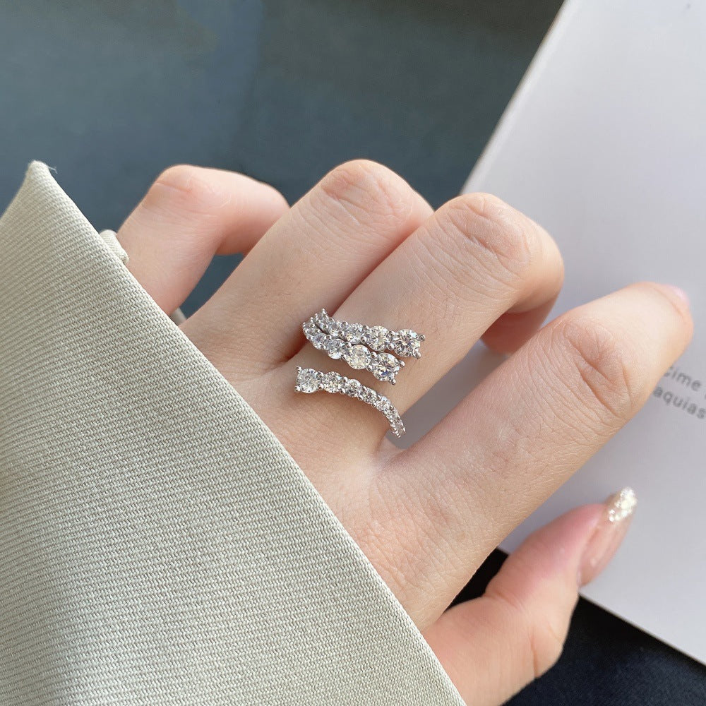 Anillo de diamantes en espiral moderno y personalizado.