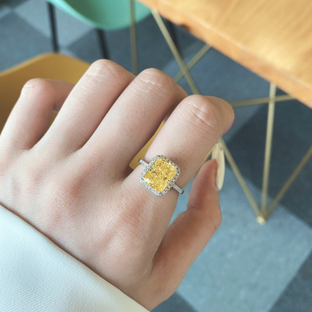 Anillo clásico de circonita con diamante de alto carbono y corte de flor de hielo brillante y noble