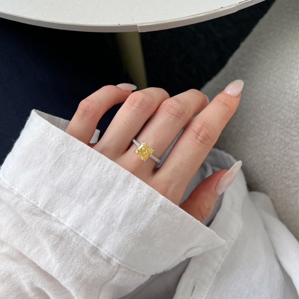 Anillo de circonita con corte de flor de hielo clásico y moderno