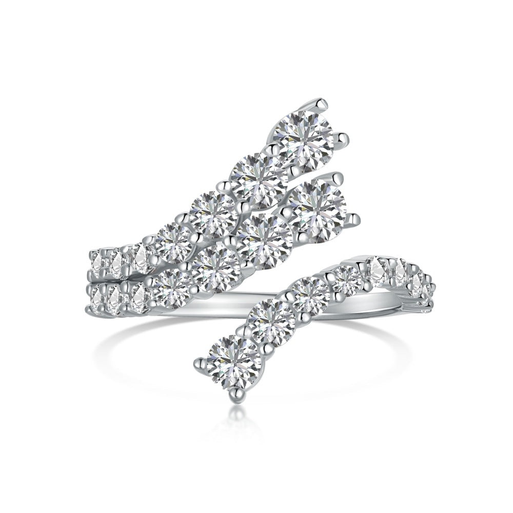 Anillo de diamantes en espiral moderno y personalizado.
