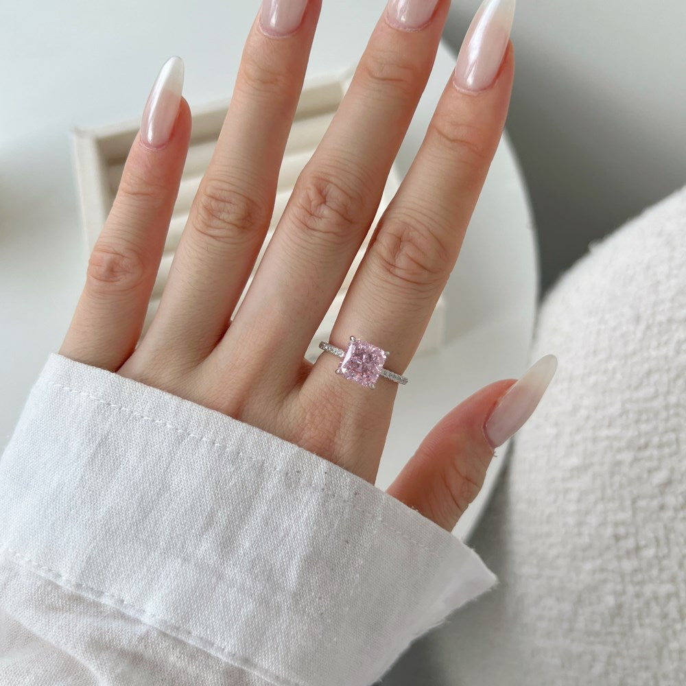 Anillo de circonita con corte de flor de hielo clásico y moderno