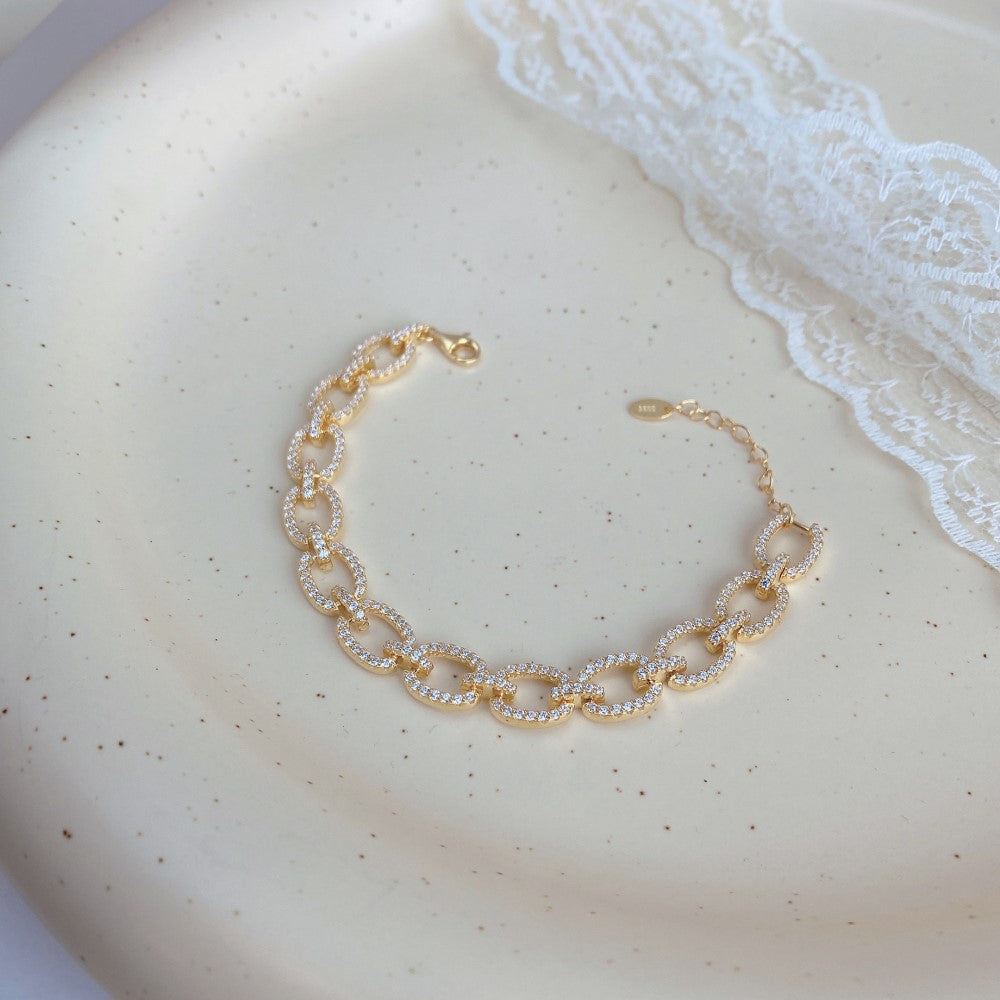 Pulsera hueca de plata de ley con microincrustaciones de circonitas y diamantes.