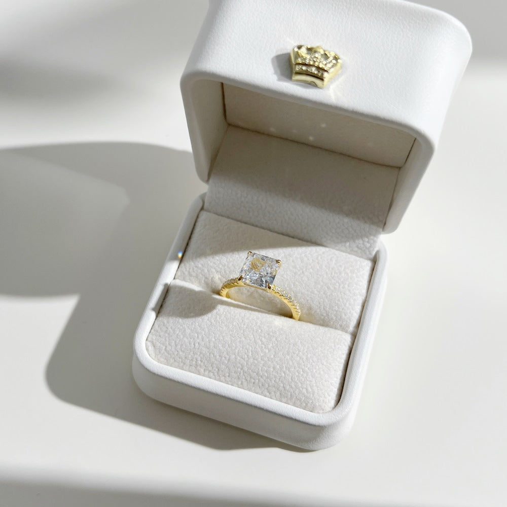 Anillo de circonita con corte de flor de hielo clásico y moderno