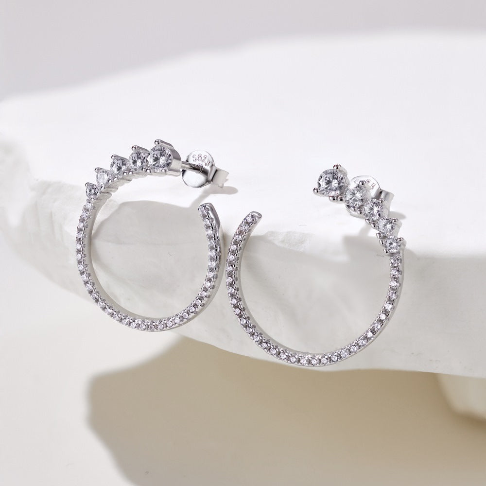 Pendientes de circonitas micropavimentadas con diseño de aro de moda