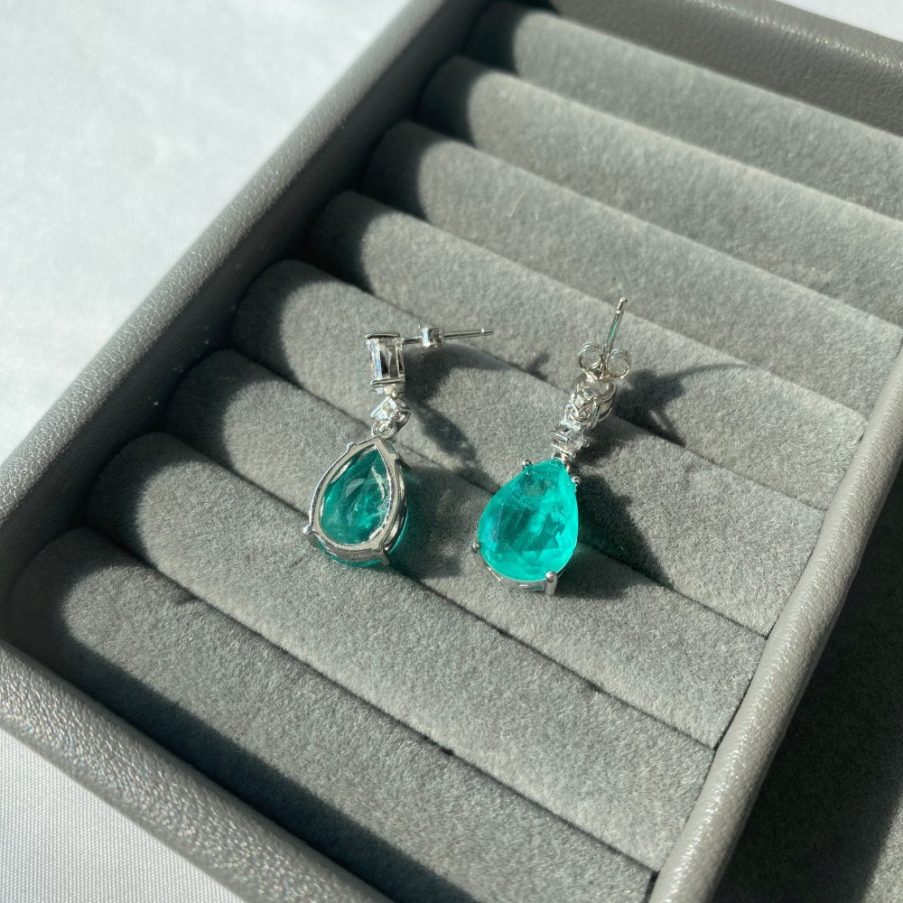 Elegantes pendientes de lágrima verde