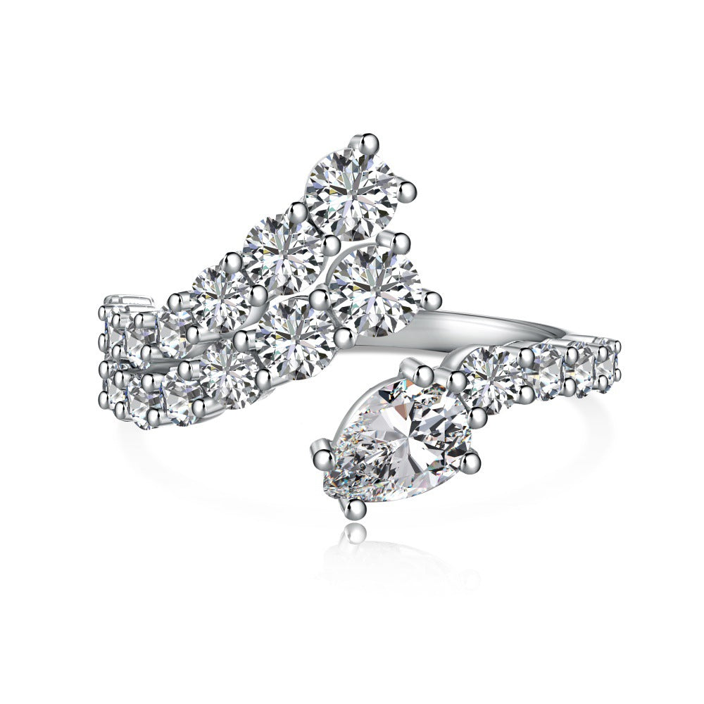 Anillo de diamantes en espiral moderno y personalizado.