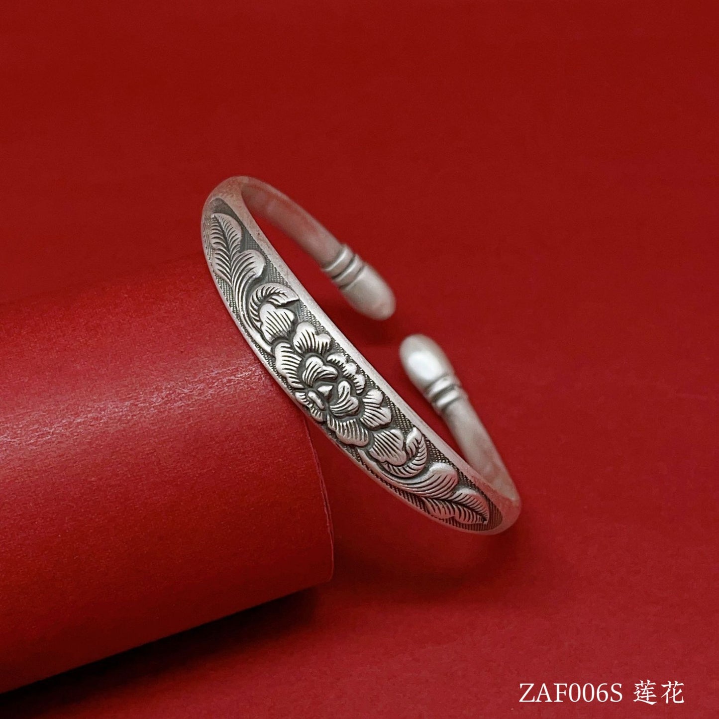 Pulsera de plata de ley con relieve floral étnico