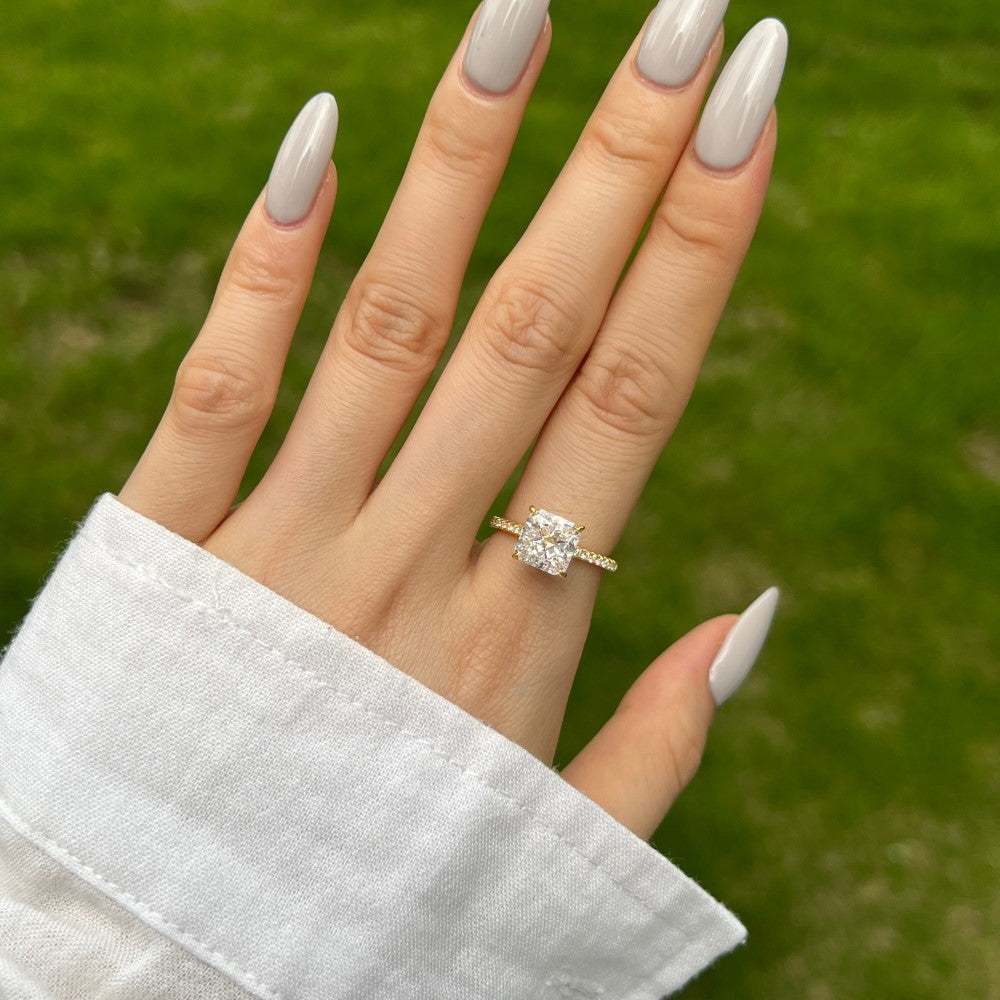 Anillo de circonita con corte de flor de hielo clásico y moderno