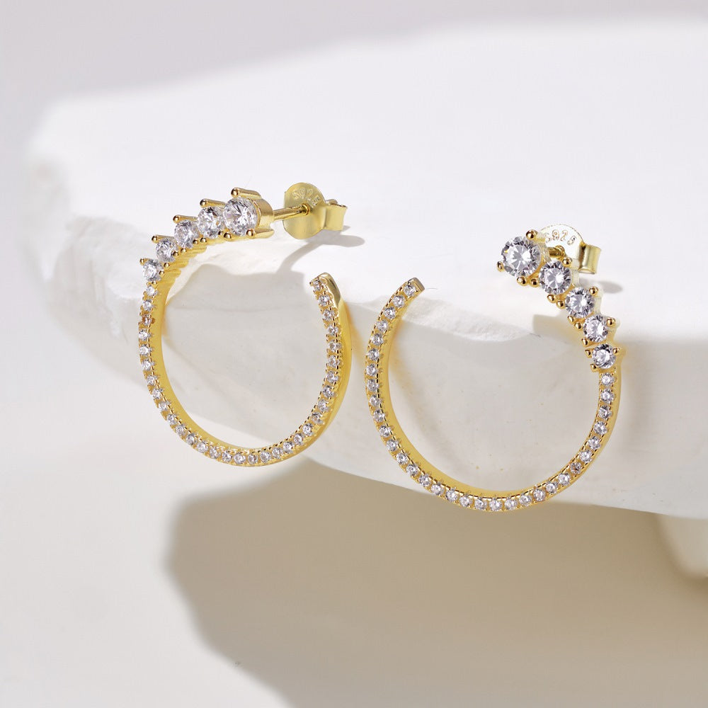Pendientes de circonitas micropavimentadas con diseño de aro de moda
