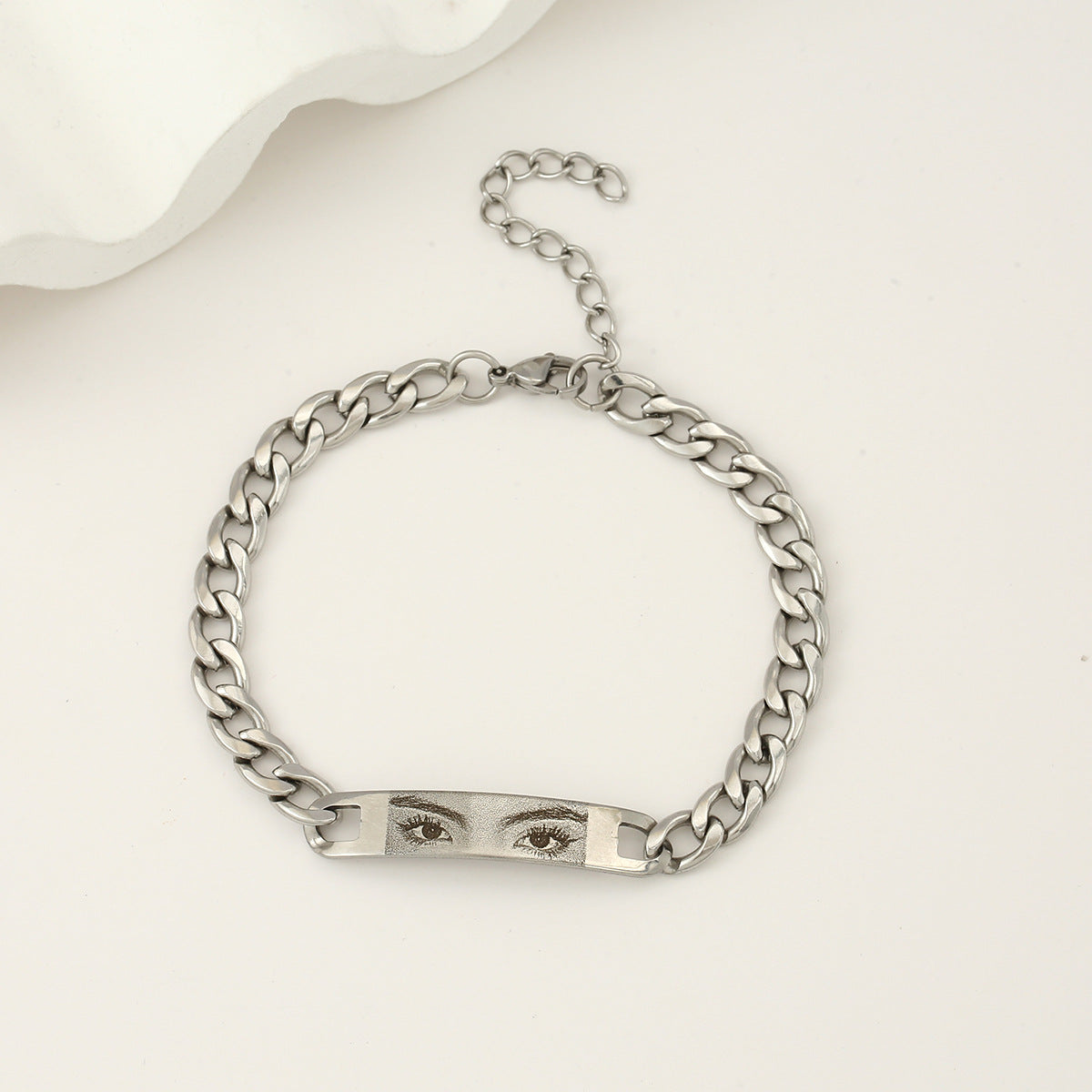 Pulsera personalizada con texto e imagen grabados y ojos.