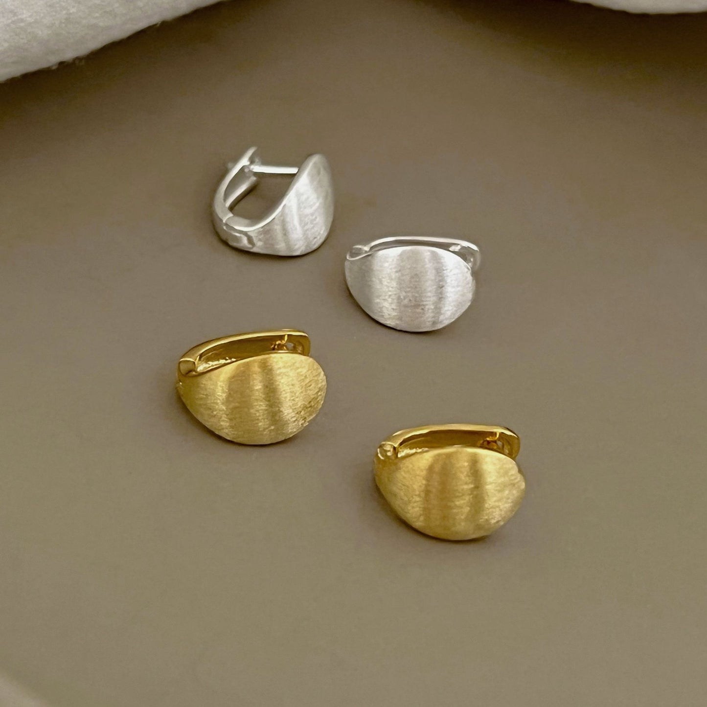 Pendientes cepillados de alta gama en forma de U y semiarco