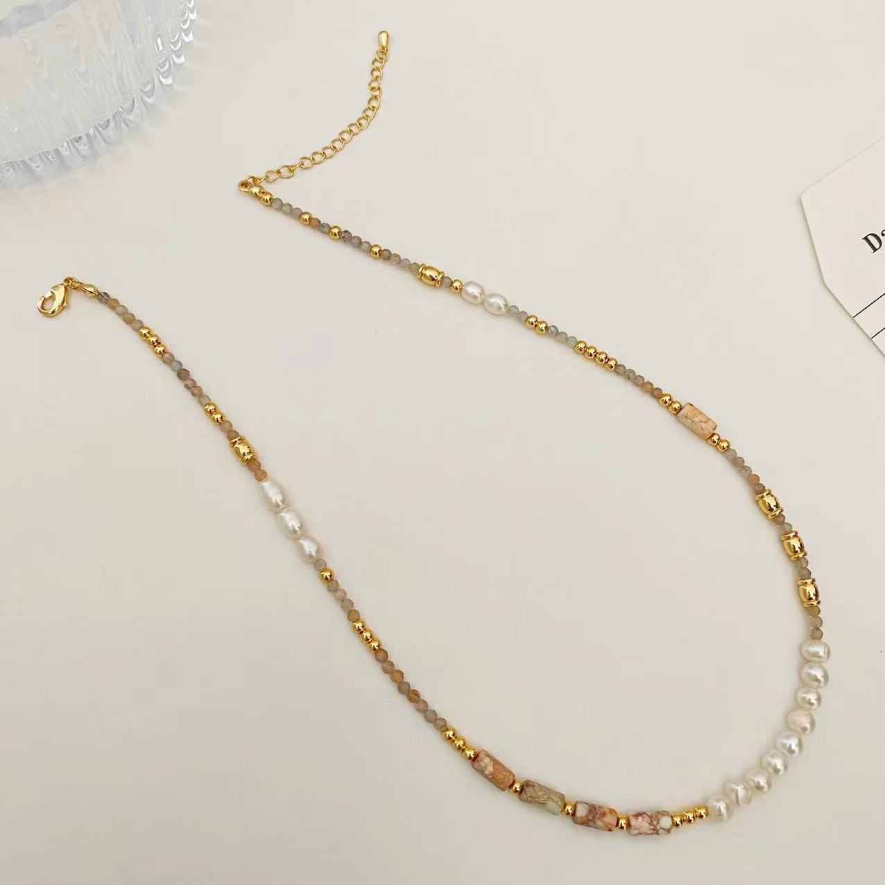 Collar sencillo y colorido con perlas de agua dulce de piedra natural para mujer.
