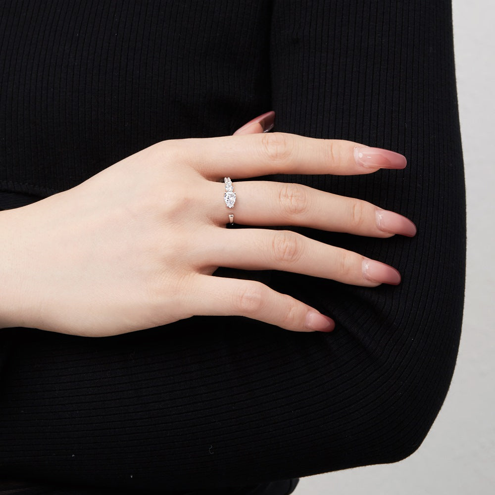 Anillo de diamantes en espiral moderno y personalizado.