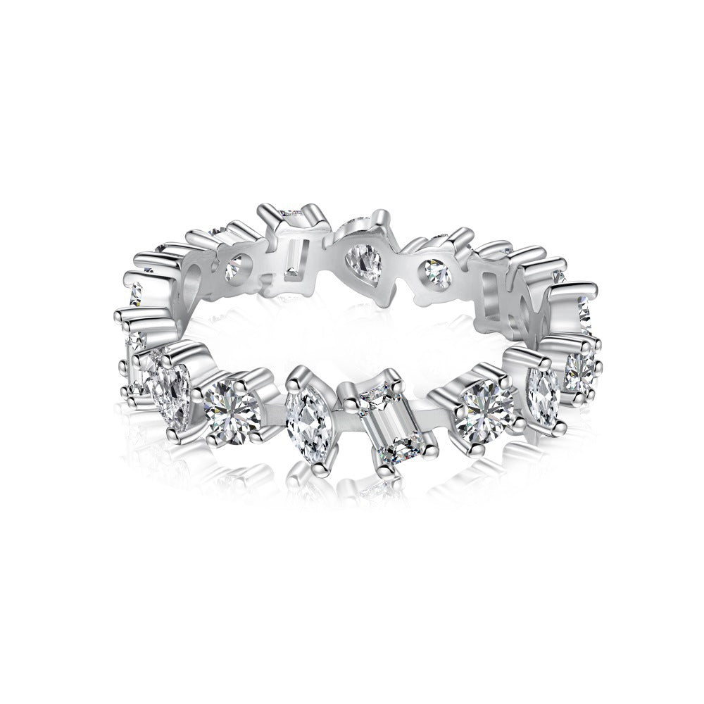 Anillo de diamantes brillantes de alta gama y de moda.