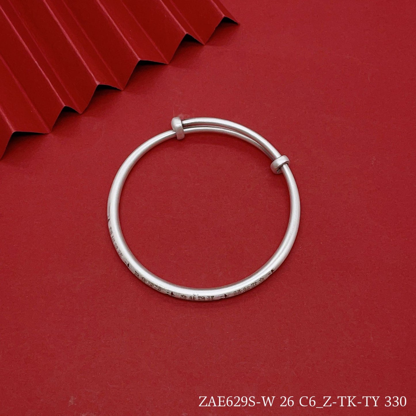Pulsera de plata de ley con escrituras étnicas