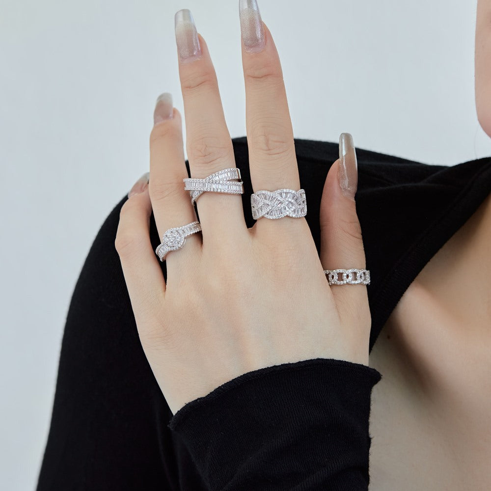 Anillo de diamantes brillantes de alta gama y de moda.