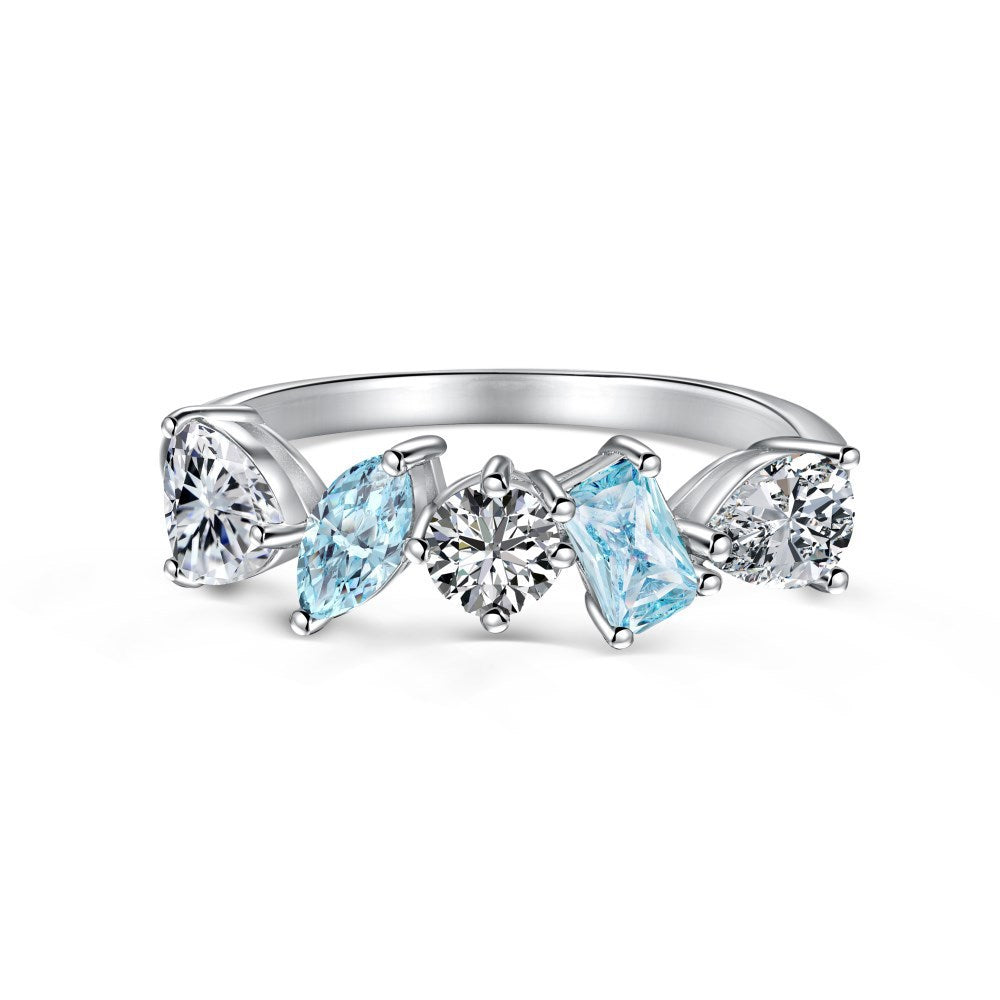 Anillo de diamantes brillantes de alta gama y de moda.