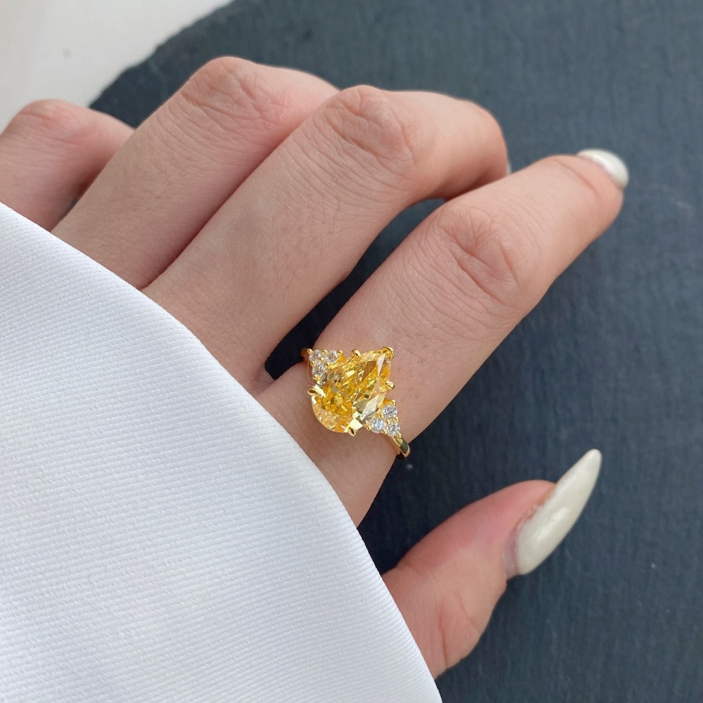 Anillo clásico de circonita con diamante de alto carbono y corte de flor de hielo brillante y noble