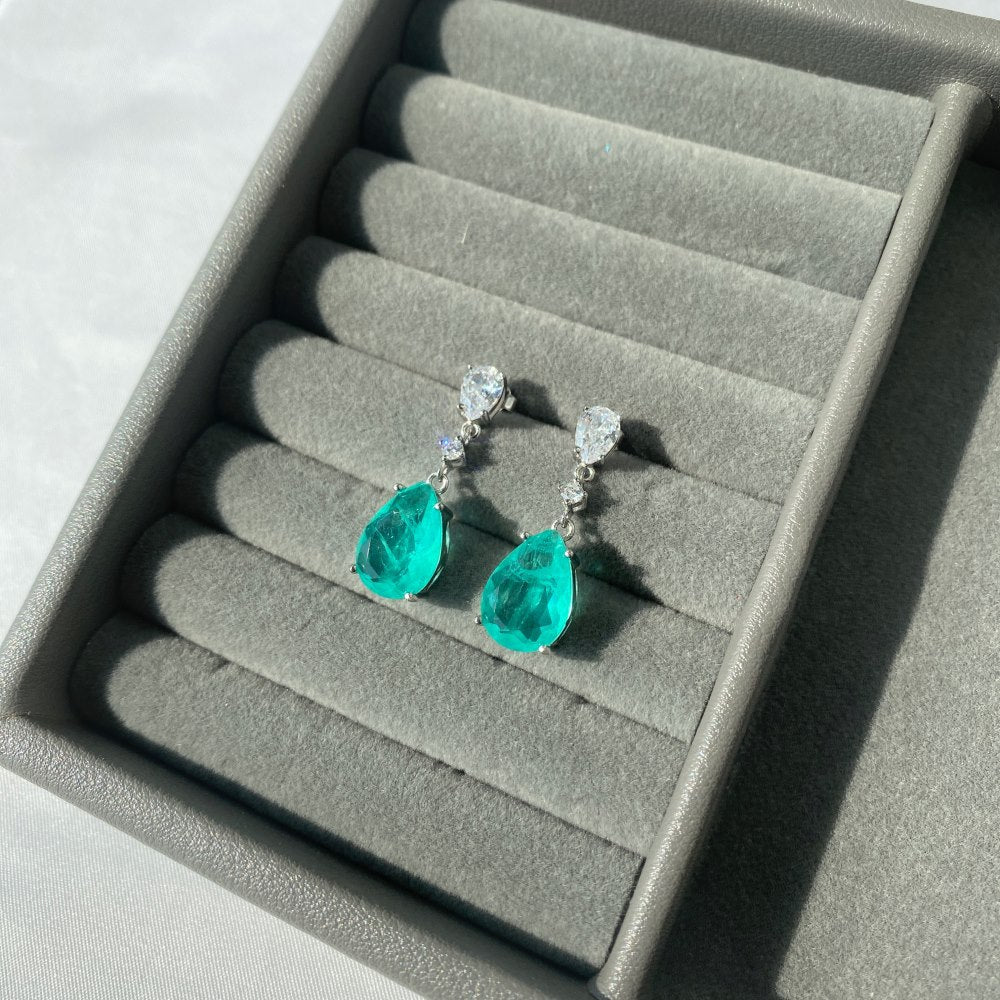Elegantes pendientes de lágrima verde