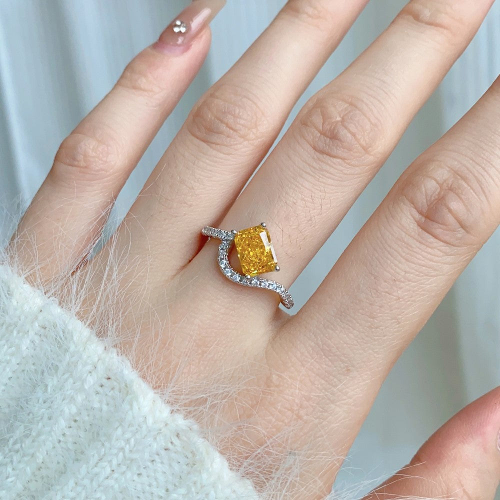 Anillo clásico de circonita con diamante de alto carbono y corte de flor de hielo brillante y noble