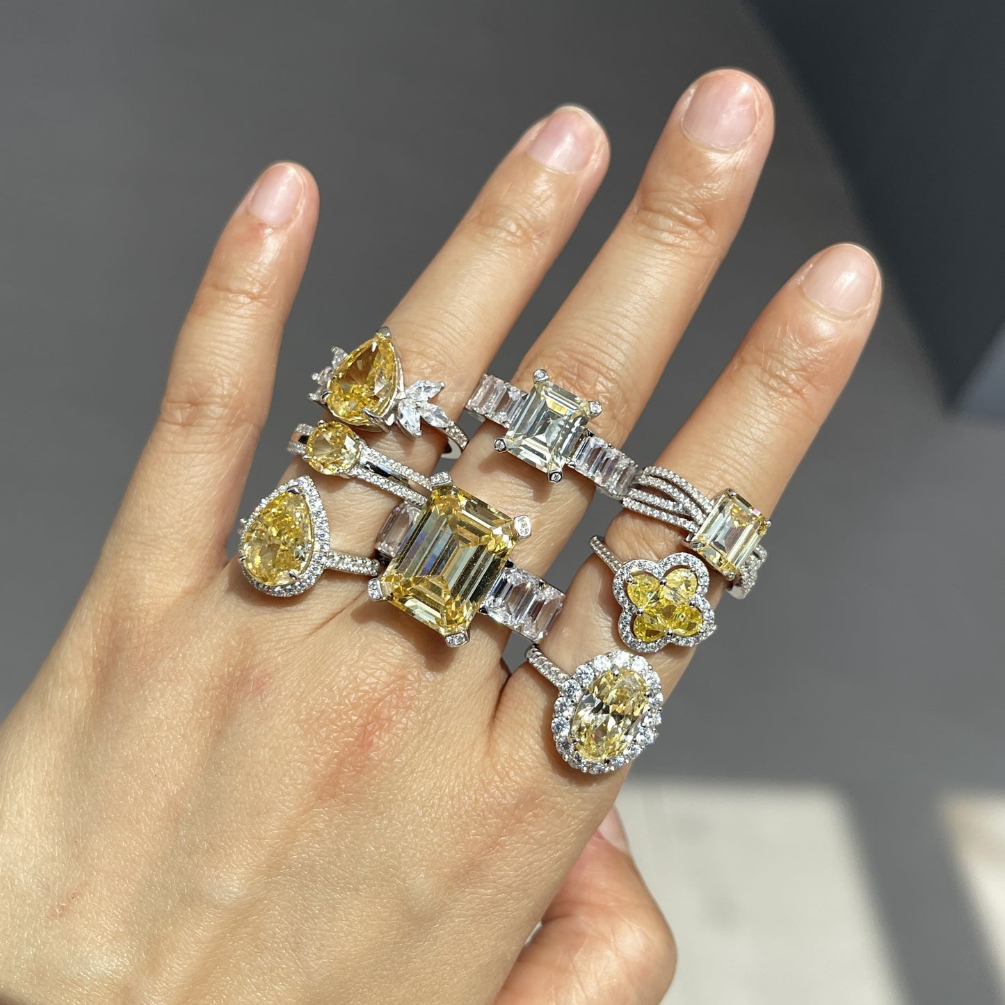 Anillo clásico de circonita con diamante de alto carbono y corte de flor de hielo brillante y noble