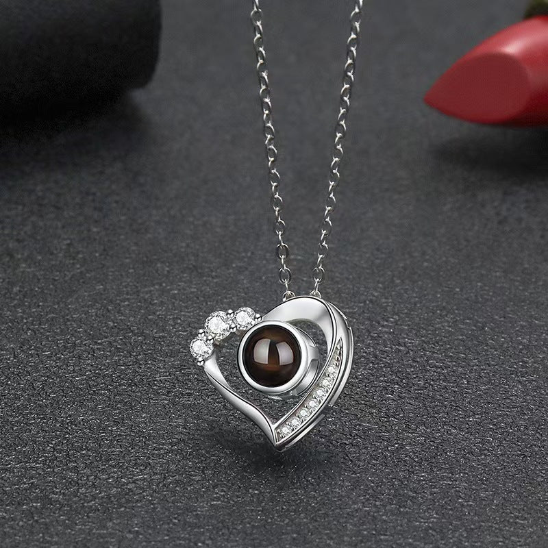 Collar de corazón con proyección de fotos