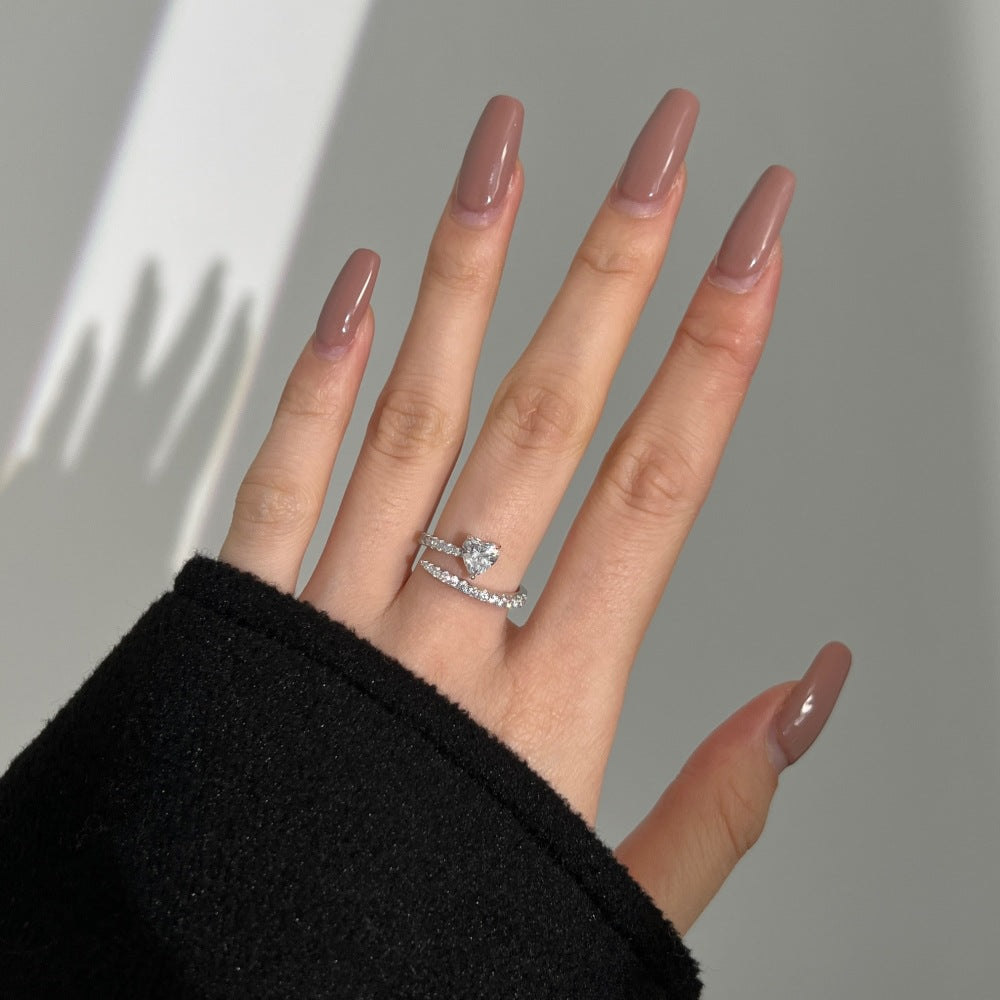 Anillo de diamantes en espiral moderno y personalizado.