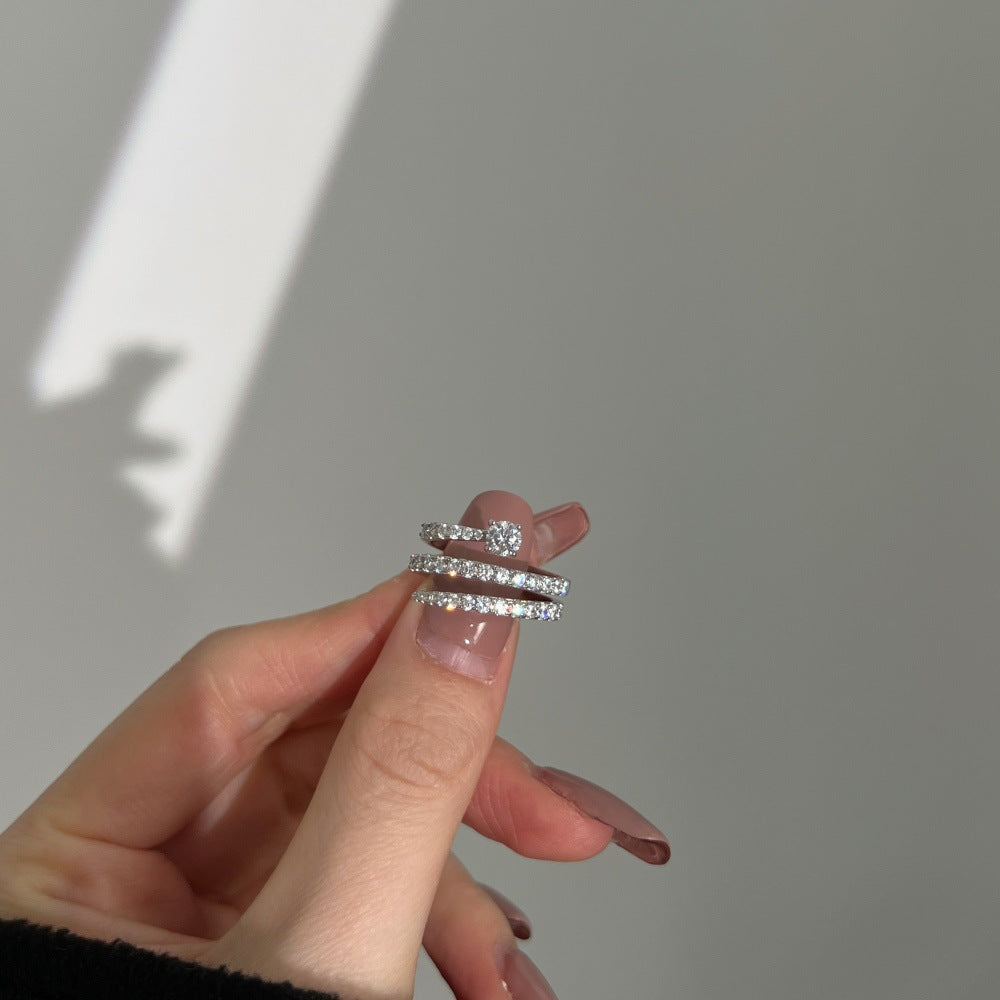 Anillo de diamantes en espiral moderno y personalizado.